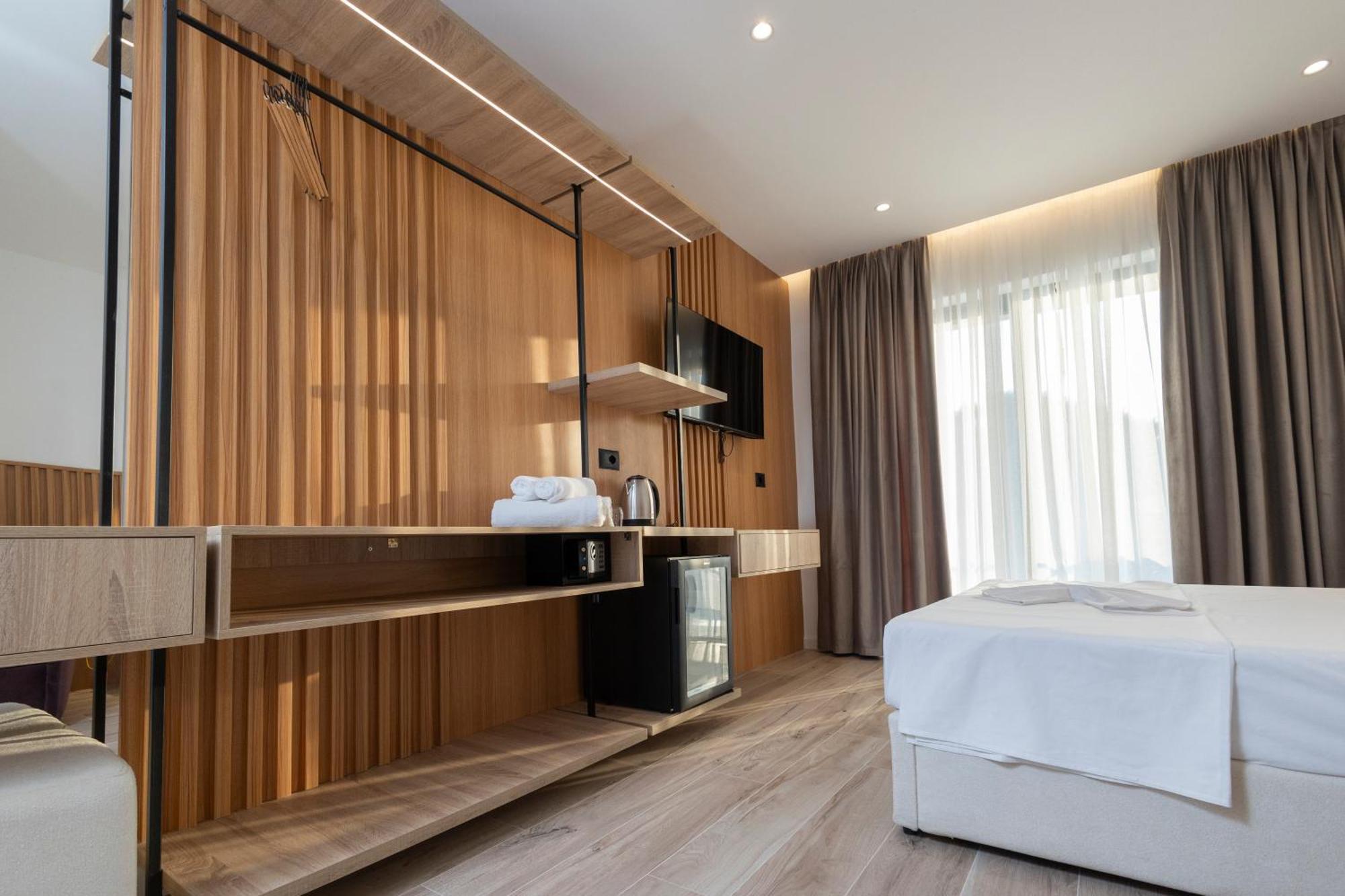 Hotel Albatros & Rrogozhine